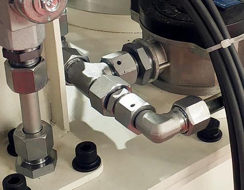 Metric hydraulic fittings asemblied to hydraulic stations